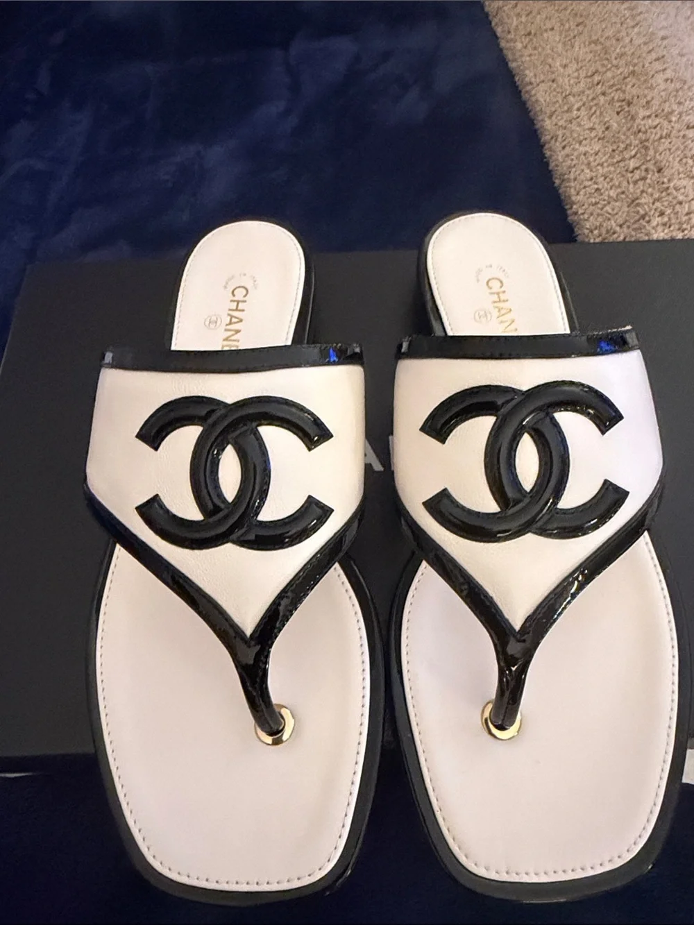 CHANEL White Leather Thong Sandals with Black Patent CC Logo - Picture 1 of 6